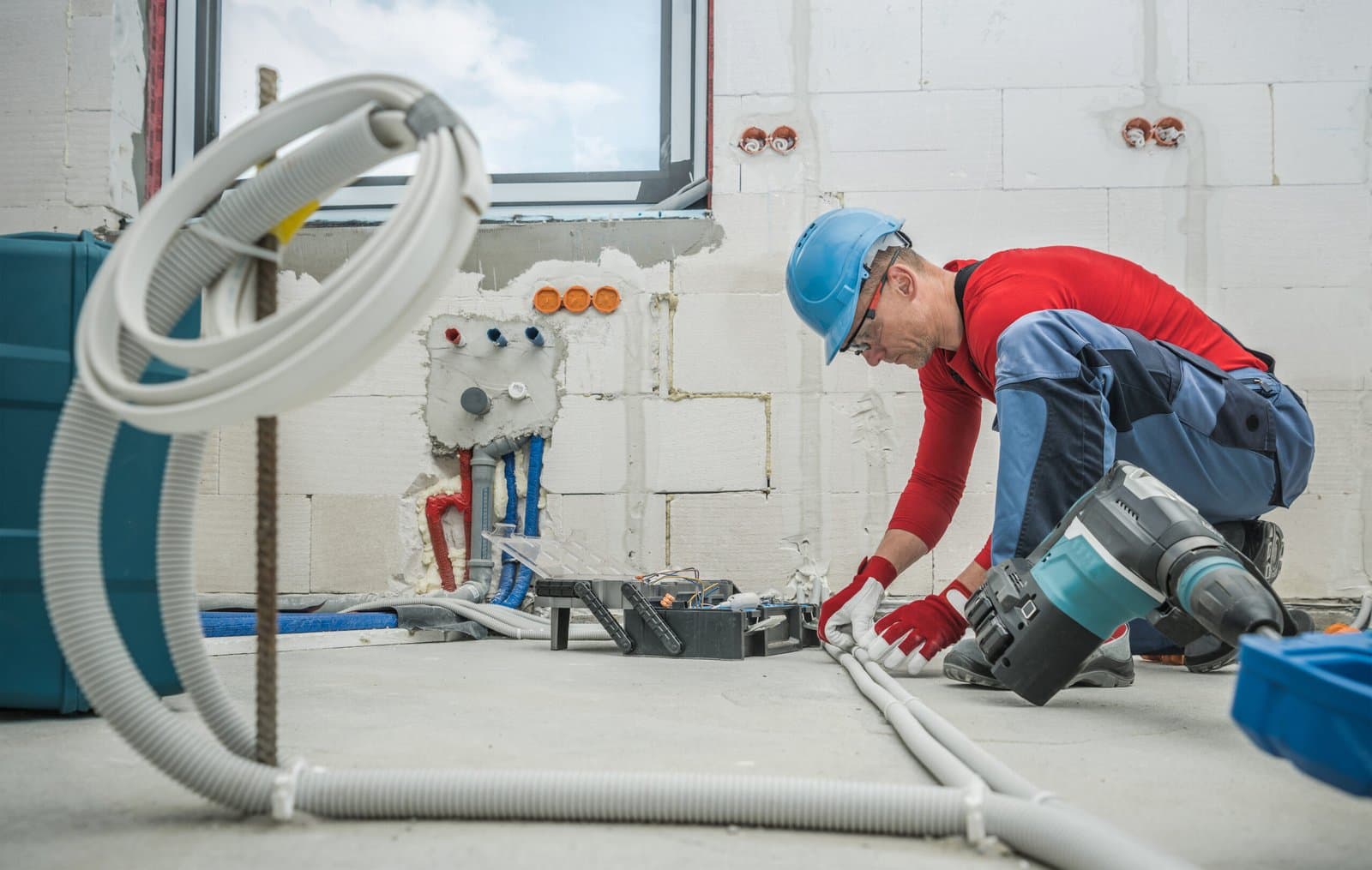 Instal·lació de conductes elèctrics en una obra
