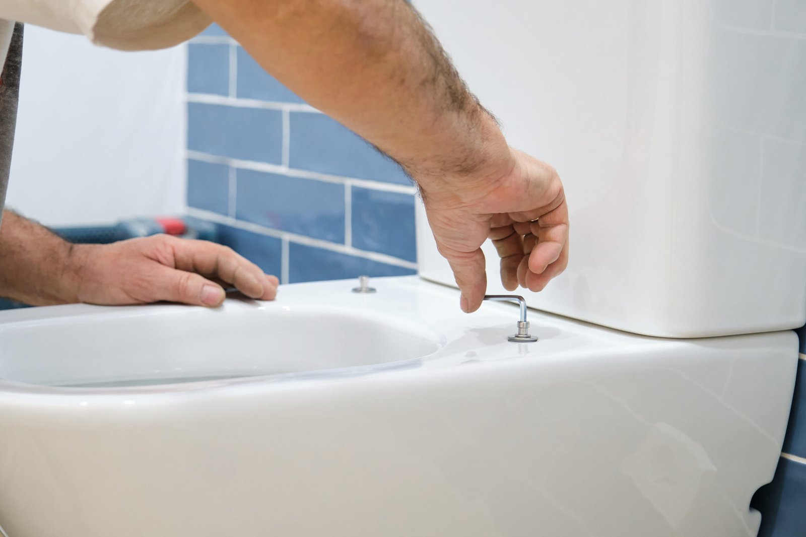 instalador sanitario barcelona colocando tapa inodoro scaled
