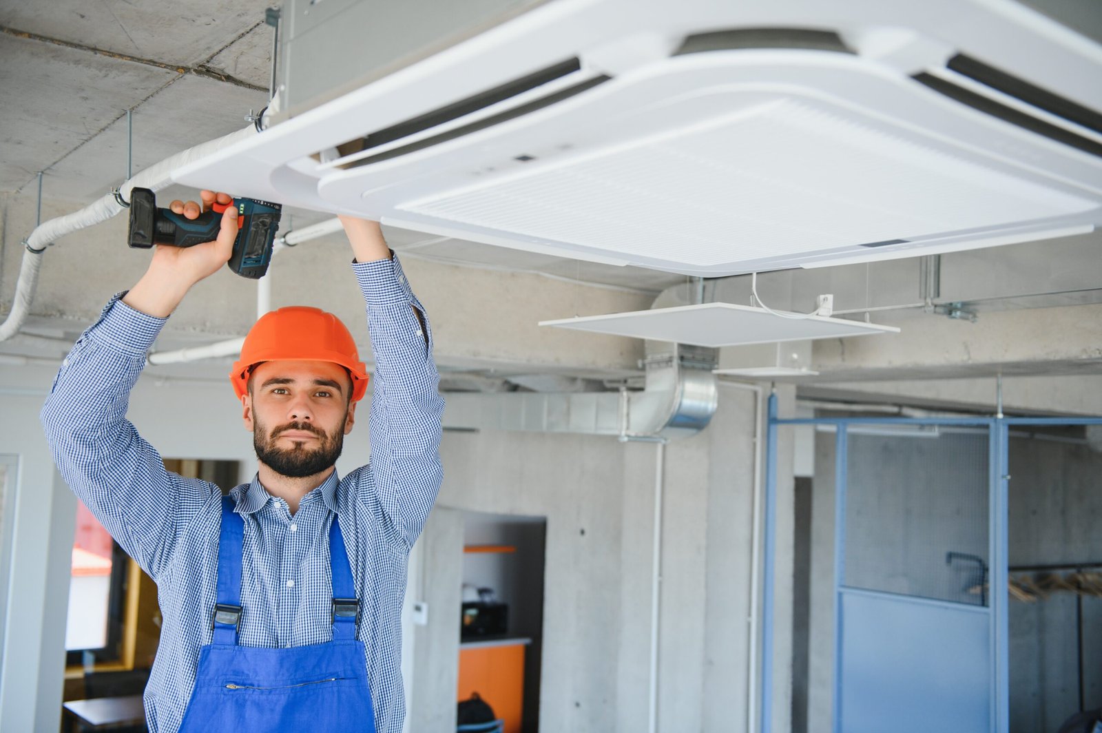 tecnico aire acondicionado barcelona sonriendo scaled