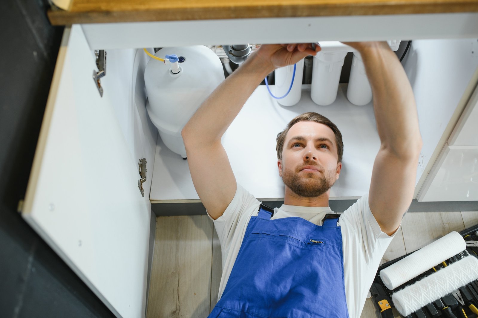 plumber change the water filter